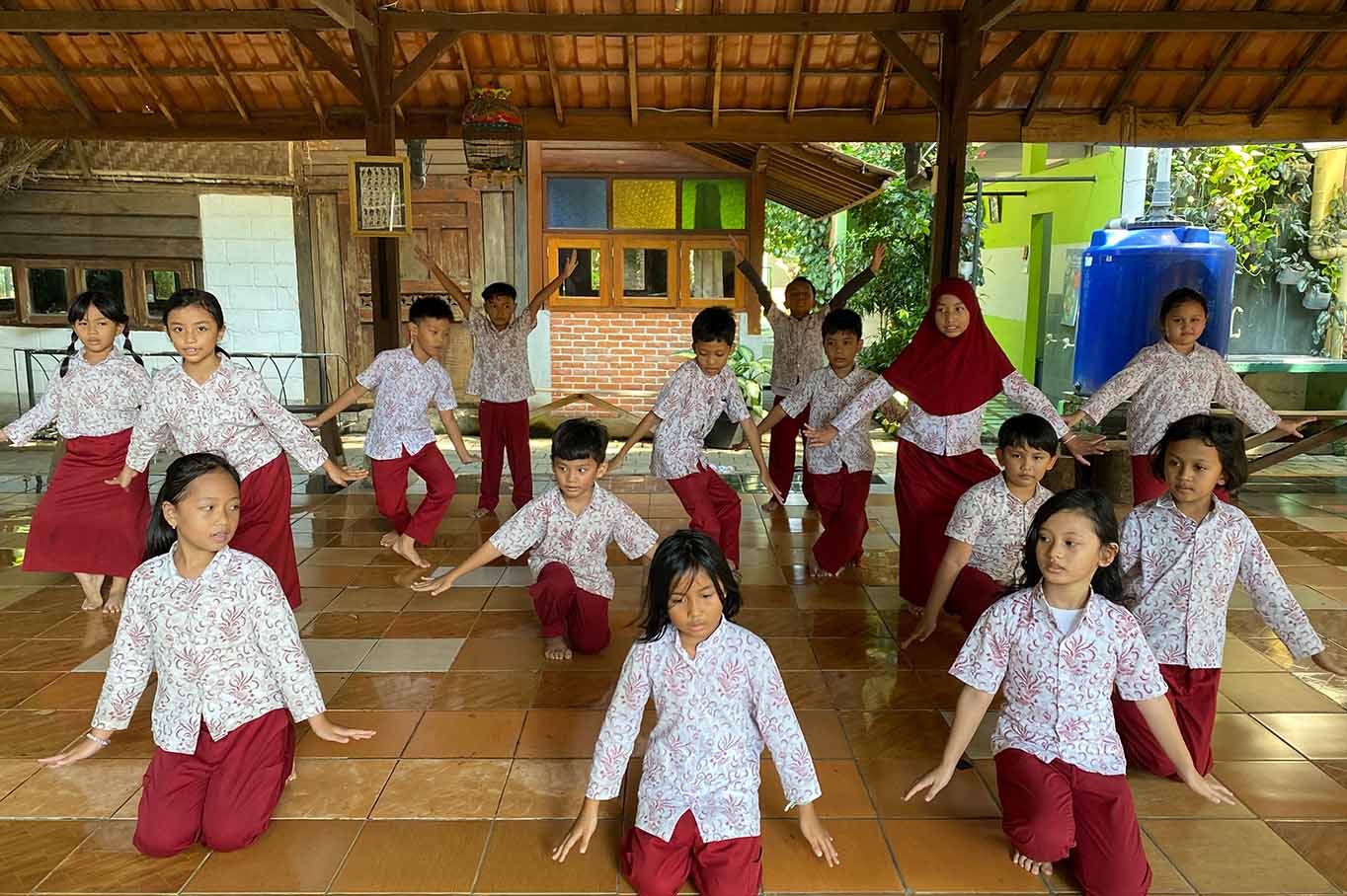 246_0010_tari kalimantan