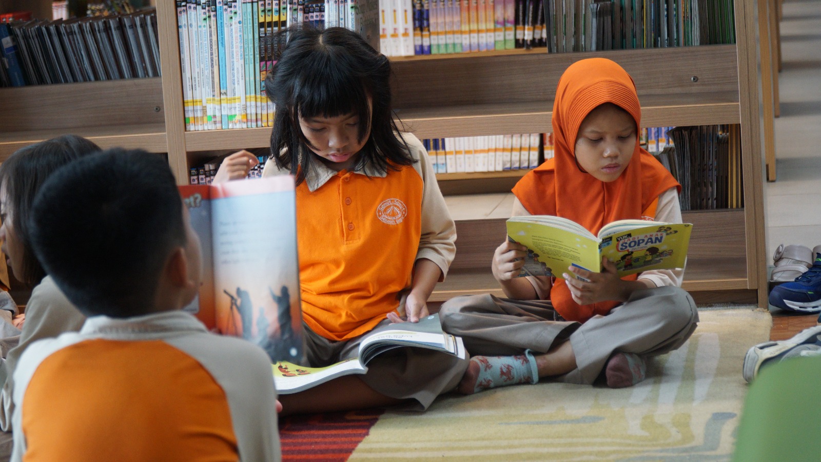 Anak belajar di sekolah